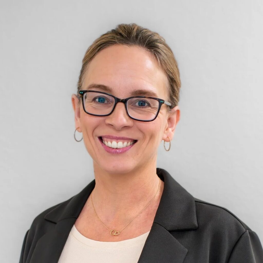 Cari giles headshot2